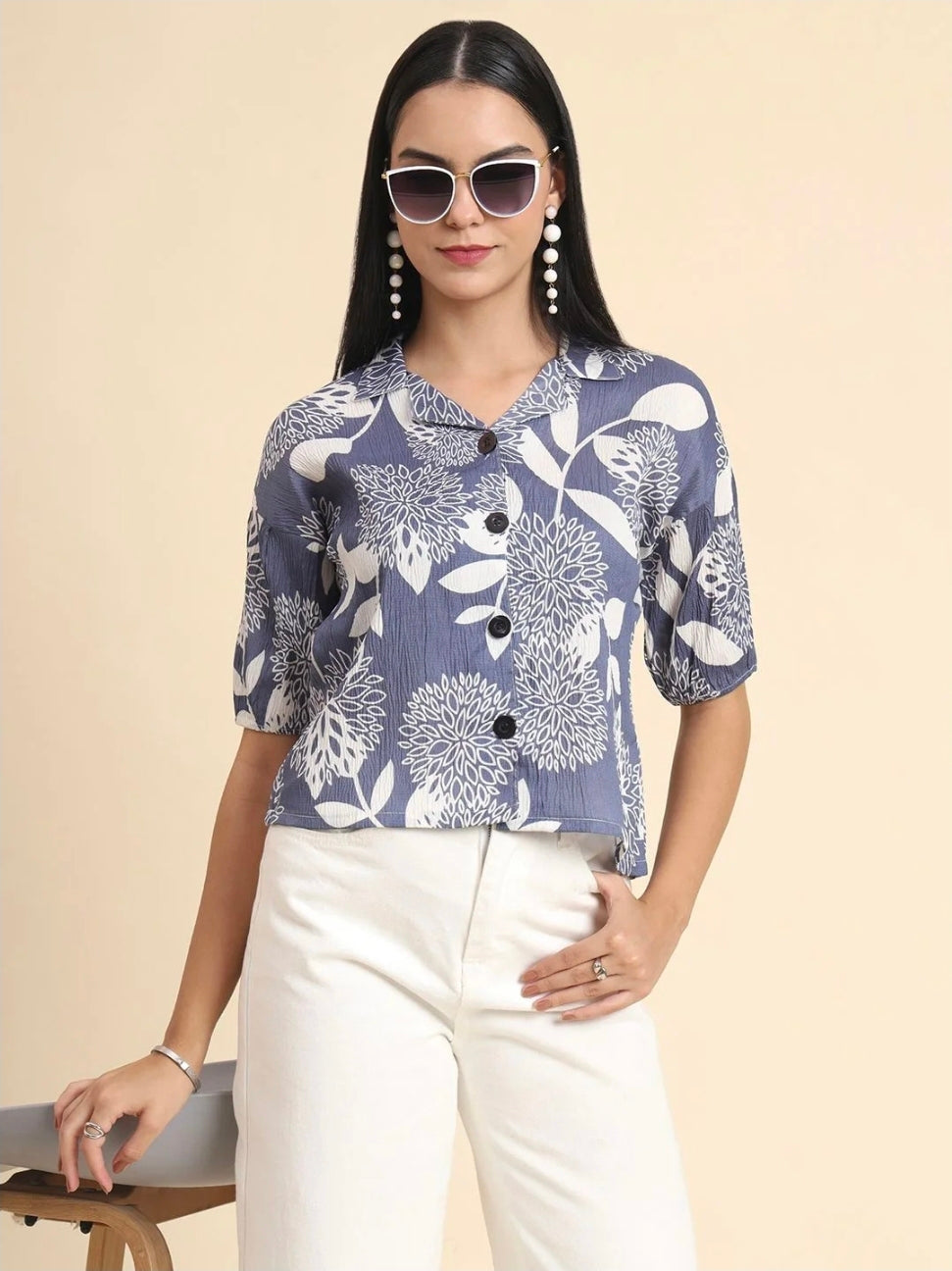 WOMEN'S BLUE & WHITE FLORAL PRINT LIGHTEWEIGHT BUTTON-DOWN SHIRT