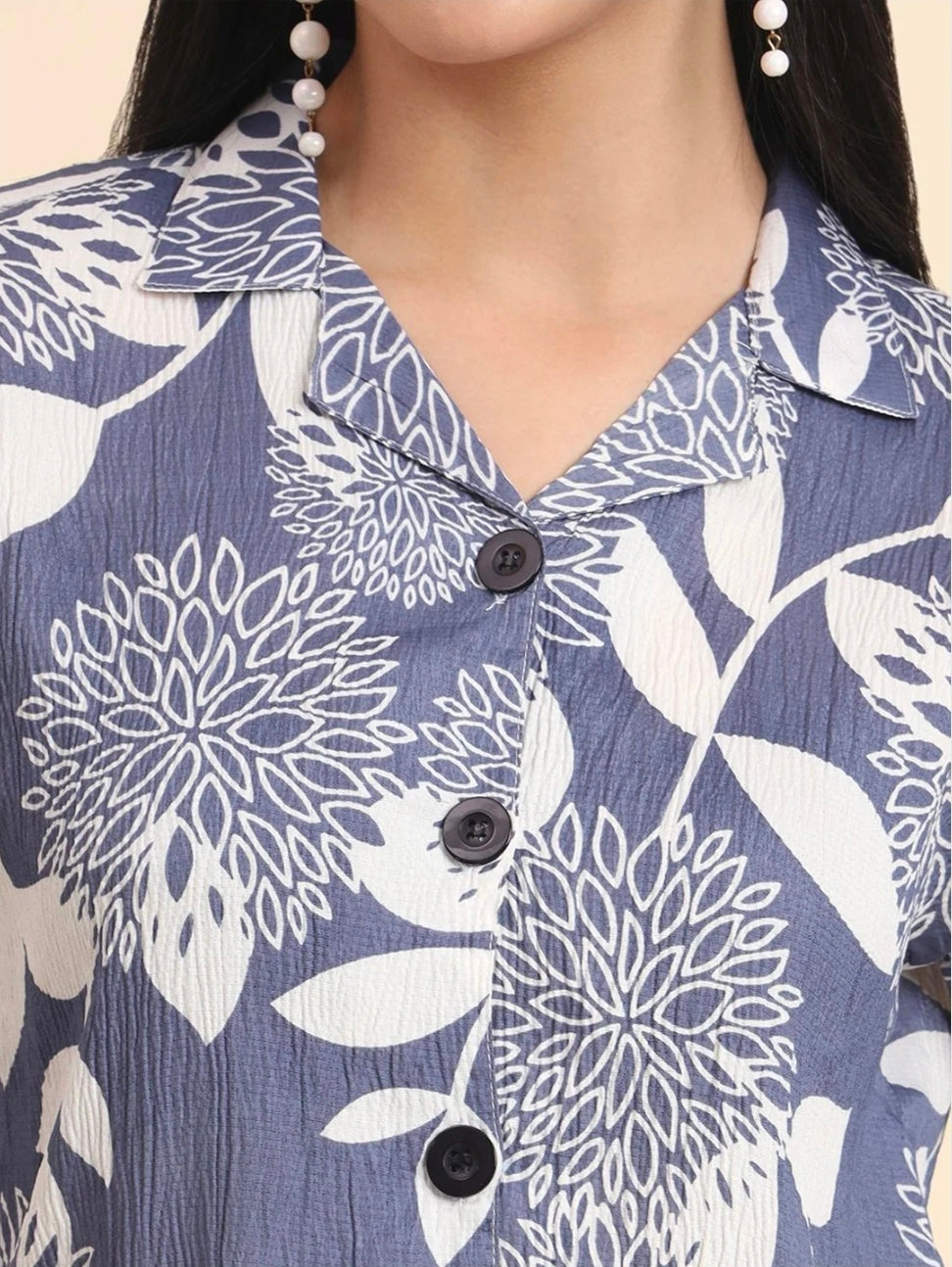 WOMEN'S BLUE & WHITE FLORAL PRINT LIGHTEWEIGHT BUTTON-DOWN SHIRT