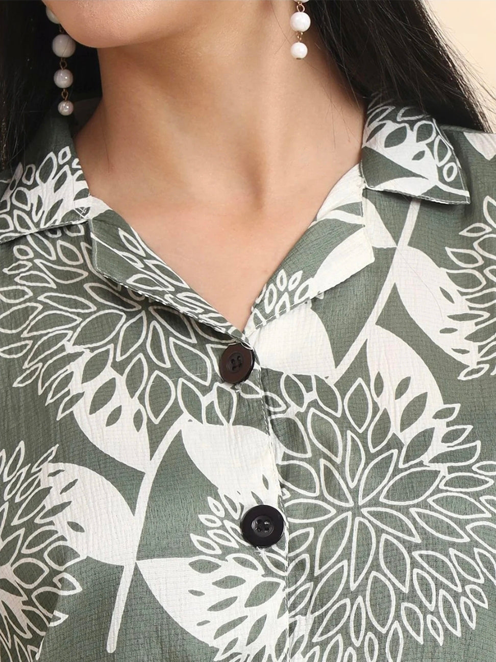 WOMEN'S OLIVE GREEN & WHITE FLORAL PRINT LIGHTEWIGHT BUTTON-DOWN SHIRT