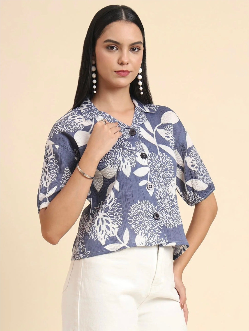 WOMEN'S BLUE & WHITE FLORAL PRINT LIGHTEWEIGHT BUTTON-DOWN SHIRT