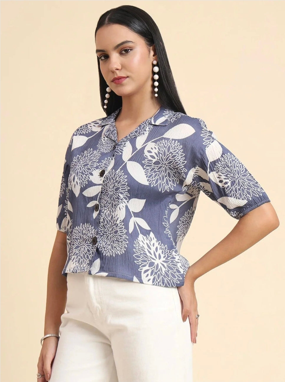 WOMEN'S BLUE & WHITE FLORAL PRINT LIGHTEWEIGHT BUTTON-DOWN SHIRT