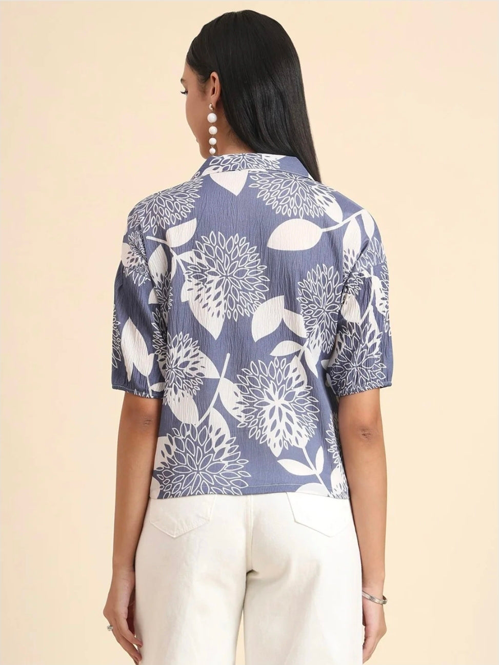 WOMEN'S BLUE & WHITE FLORAL PRINT LIGHTEWEIGHT BUTTON-DOWN SHIRT